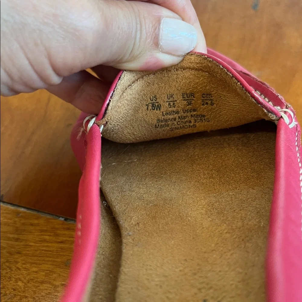 Naturalizer Simmons Coral Pink Leather Loafers w/Cushioned Suede Insoles.  7.5W - Picture 9 of 10